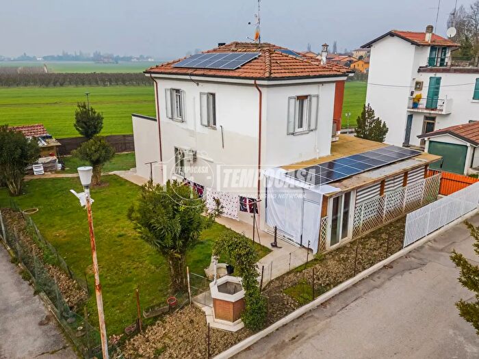 Appartamento con 5 locali in vendita in Via della Pace, Galliera