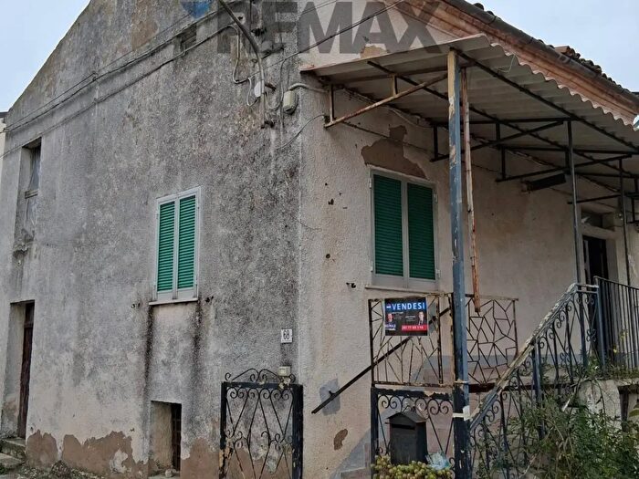 Casa con 11 locali in vendita in Crecchio