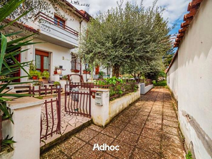 Casa con 6 locali in vendita in Via Fossombrone, Fano