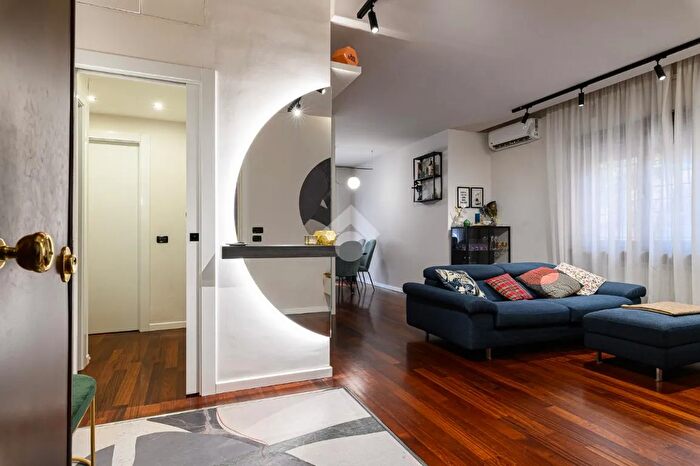 Appartamento trilocale in vendita in Via Carlo Perrier, Roma