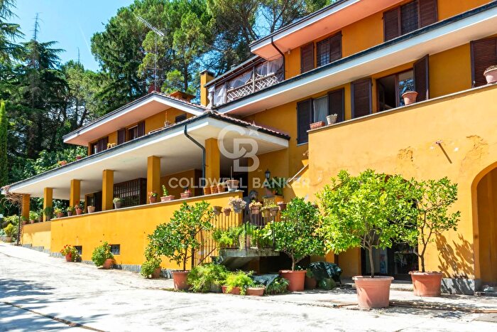 Casa con 10 locali in vendita in Via Indipendenza, Cerrina