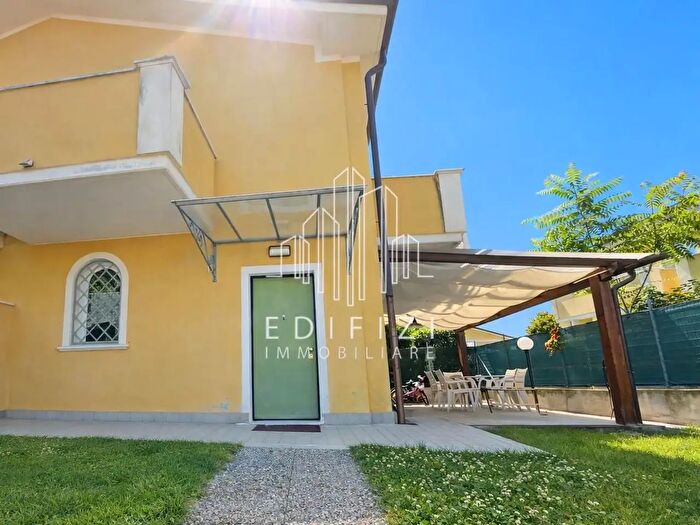 Casa quadrilocale in vendita in Massa