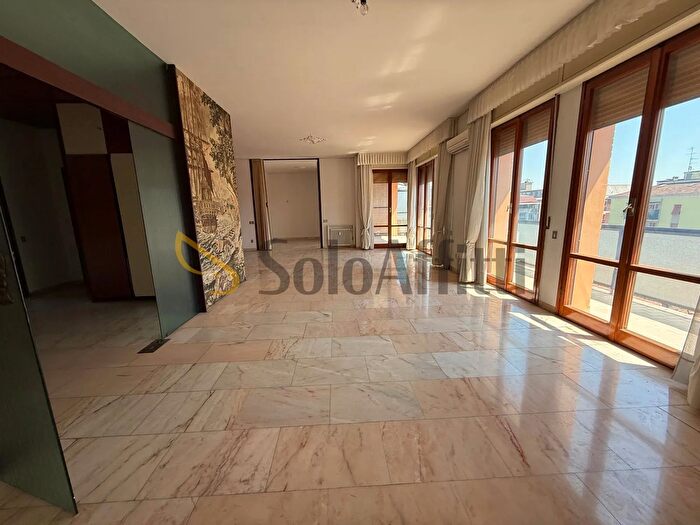 Appartamento con 8 locali in affitto in Via Jacopo Cantelli, Modena