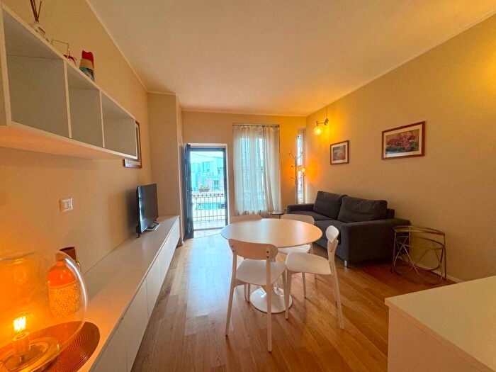 Appartamento bilocale in affitto in Alzaia Naviglio Grande, Navigli Darsena, Milano