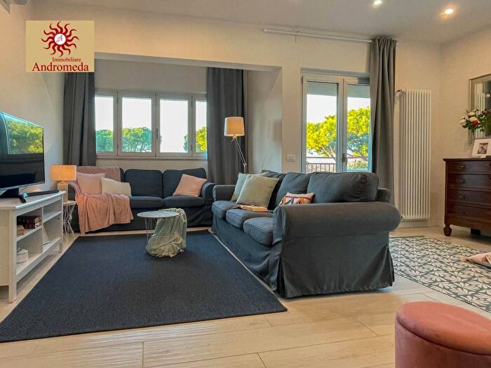 Casa con 5 locali in affitto in Via Antonio Canova, Vittoria Apuana, Forte dei Marmi