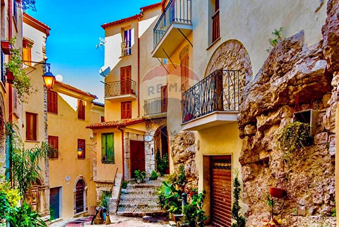 Appartamento con 7 locali in vendita in Via delle Pergole, Sonnino