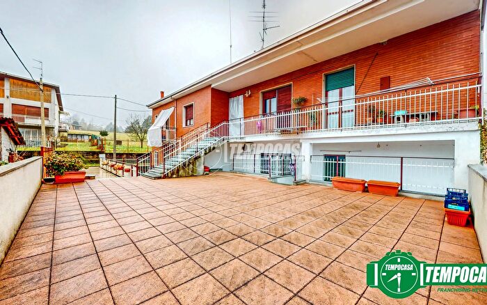 Casa con 8 locali in vendita in Valenza