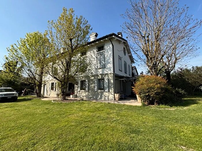 Casa con 13 locali in vendita in Via Tre Ponti, Carpi