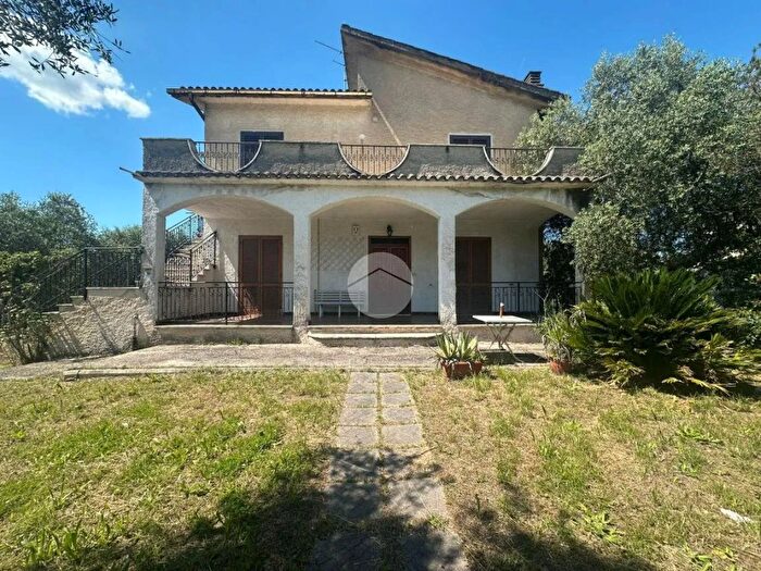 Casa con 6 locali in vendita in Via Salaria Vecchia, Montelibretti