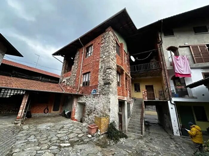 Casa con 6 locali in vendita in Via Bibbiana Ottina, Quarona