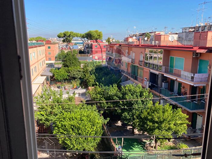 Appartamento trilocale in vendita in Napoli