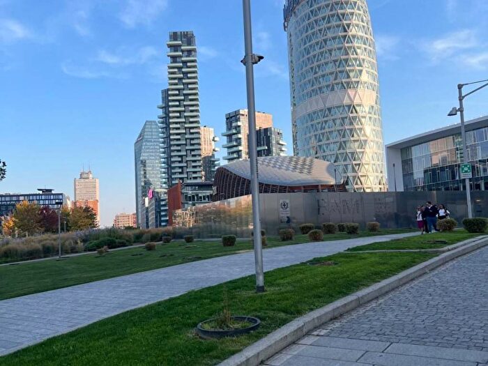 Appartamento trilocale in affitto in Via Gaetano De Castillia, Isola, Milano