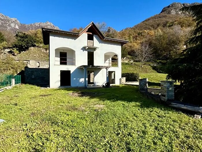 Casa con 10 locali in vendita in Strada Sasso Rosso, Valsolda