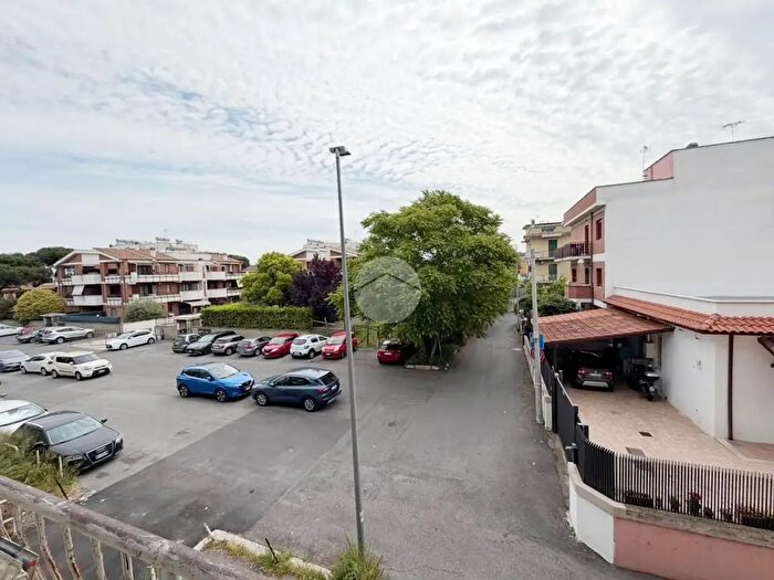 Appartamento trilocale in vendita in Via Varvariana, Roma