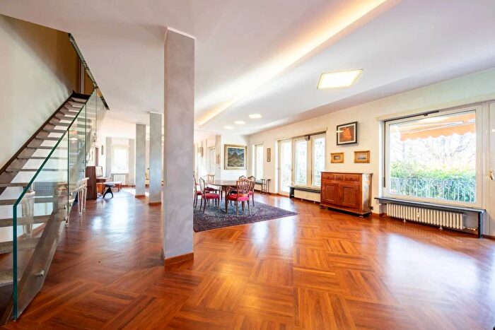 Appartamento con 6 locali in vendita in Strada dei Tadini, Torino