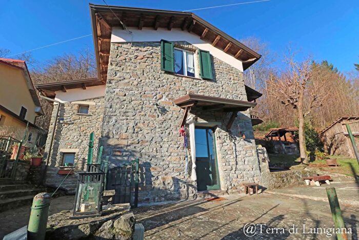 Casa con 6 locali in vendita in Pra del Prete, Pontremoli
