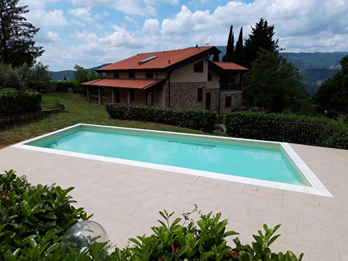 Casa con 8 locali in vendita in Via dellOlmo, Vaiano