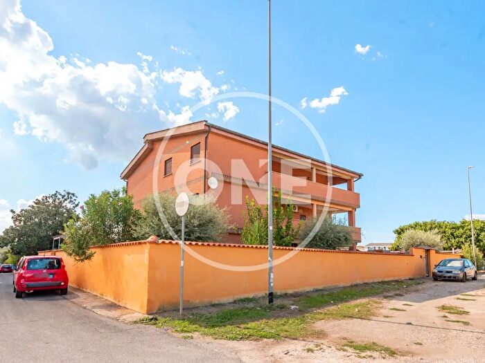 Appartamento trilocale in vendita in Via Villasimius, Roma