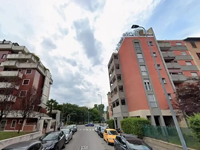 Appartamento trilocale in affitto in Via Cufra, Milano