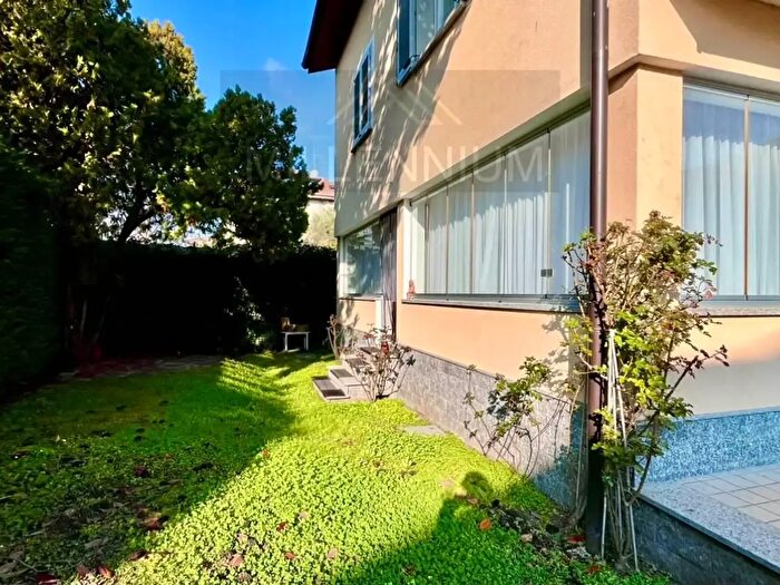 Appartamento quadrilocale in affitto in Via Usellini, Arona