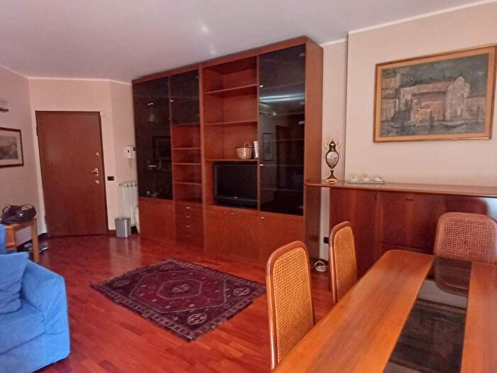 Appartamento trilocale in affitto in Via dell'Usignolo, Inganni, Milano