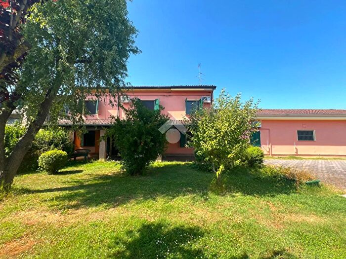 Casa quadrilocale in vendita in Via Confine, Concordia Sulla Secchia