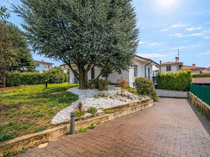 Casa quadrilocale in vendita in Via Segrino, Camparada