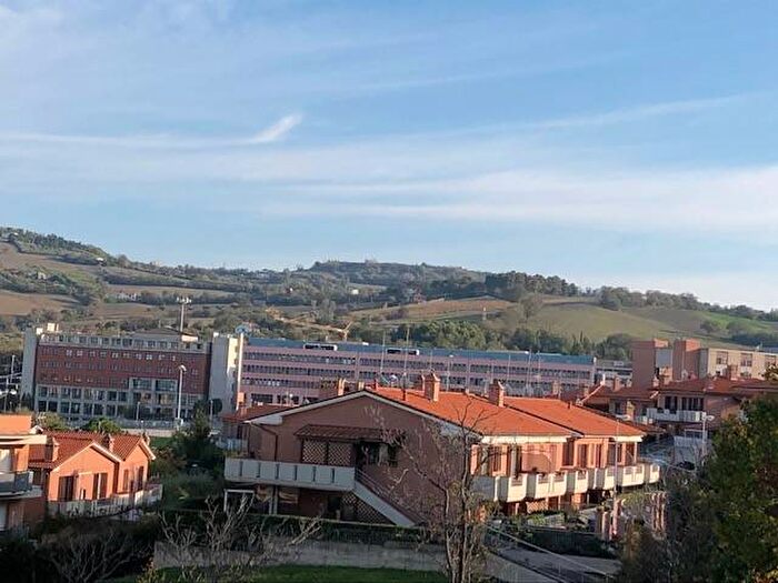 Appartamento quadrilocale in affitto in Via Foglia, Torrette, Ancona