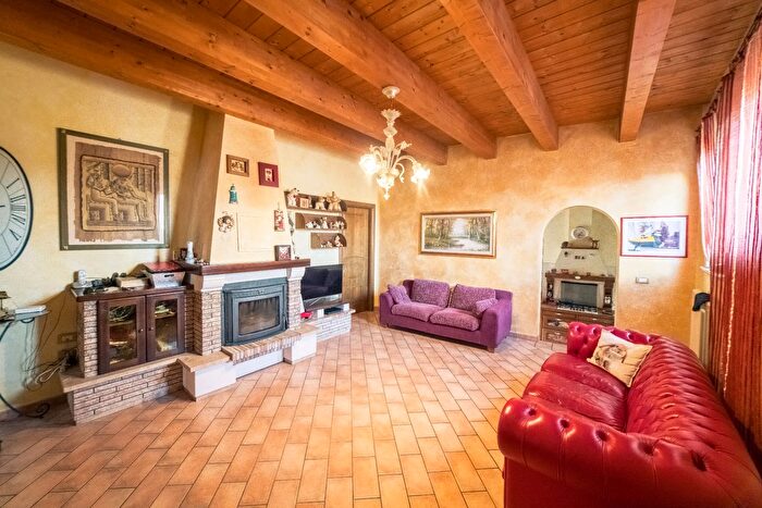 Appartamento con 9 locali in vendita in Via Gioberti, Fabriano