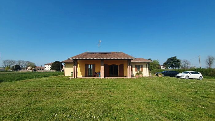 Casa con 5 locali in vendita in Via San Matteo, Medolla