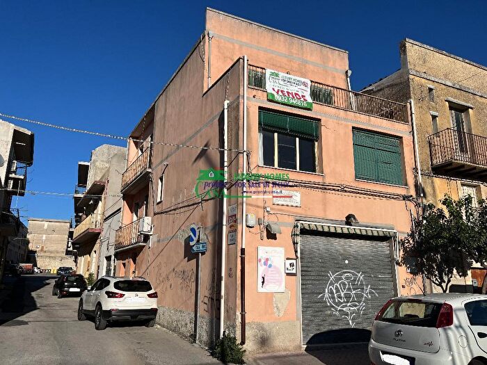 Casa con 6 locali in vendita in Via Tellaro, Modica