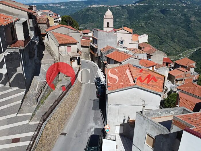 Casa con 9 locali in vendita in San Filippo di Fragalà, Frazzano