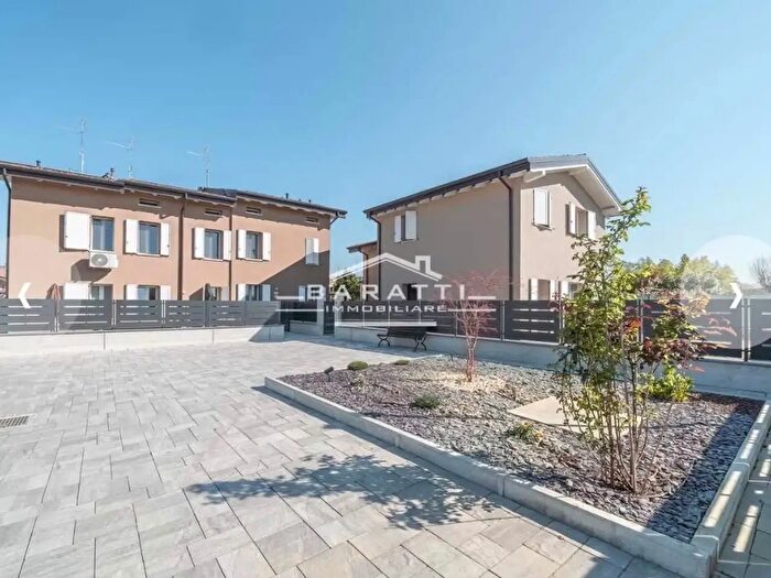 Casa con 7 locali in vendita in Reggiolo