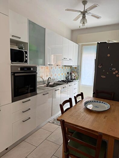 Appartamento con 6 locali in affitto in Viareggio