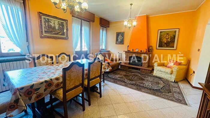 Appartamento trilocale in vendita in Via Caramondi, Val Brembilla