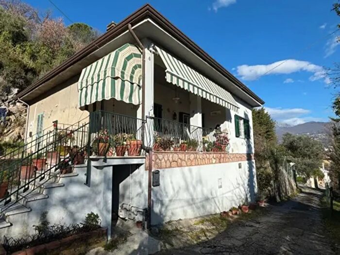 Casa bilocale in vendita in Via del Melaro, Massa