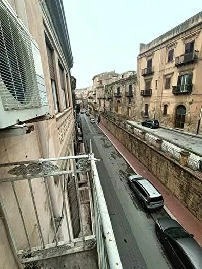 Appartamento quadrilocale in vendita in Piazza Calatafimi, Caltanissetta