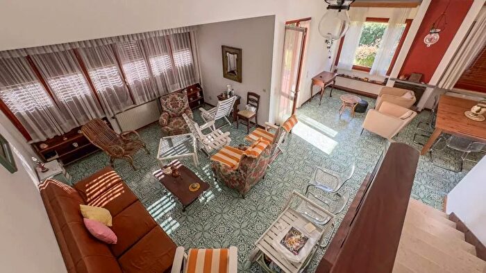 Casa con 11 locali in vendita in Via Massaua, Pietrasanta