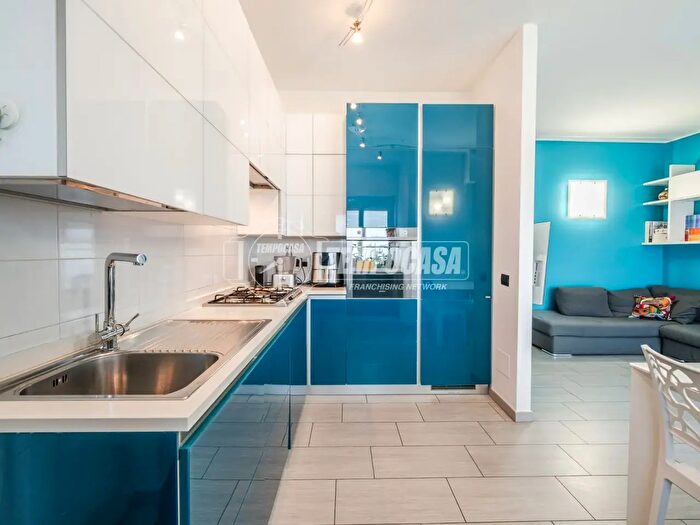 Appartamento trilocale in vendita in Via Passo Rolle, Milano