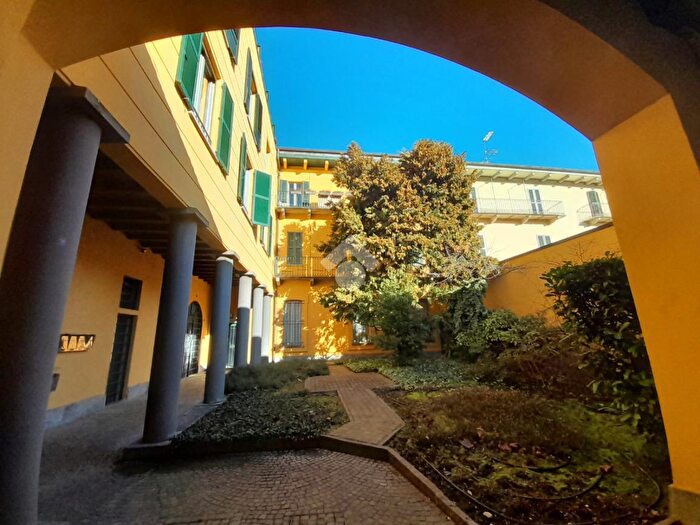 Appartamento trilocale in vendita in Piazza Foscolo, Inverigo