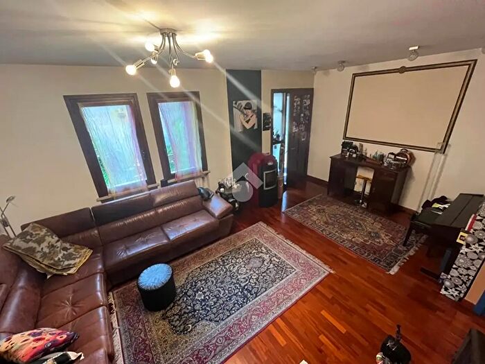 Casa quadrilocale in vendita in Via Leone De Sommi, Mantova