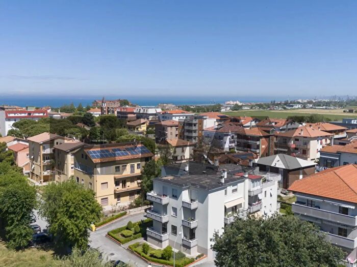Appartamento con 6 locali in vendita in Via Dante Alighieri, Montemarciano