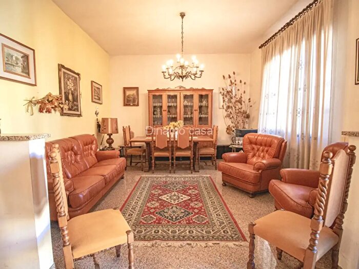 Casa con 7 locali in vendita in Via Sebastiano del Buono, Prato