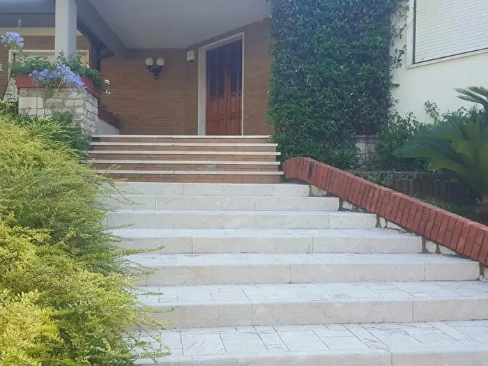 Casa con 14 locali in vendita in Carrara