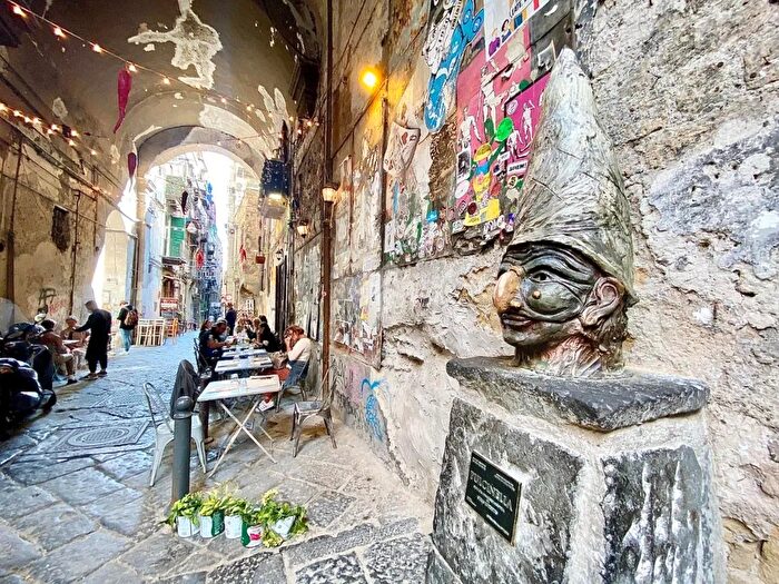 Appartamento trilocale in vendita in Vico Storto Purgatorio Ad Arco, Napoli