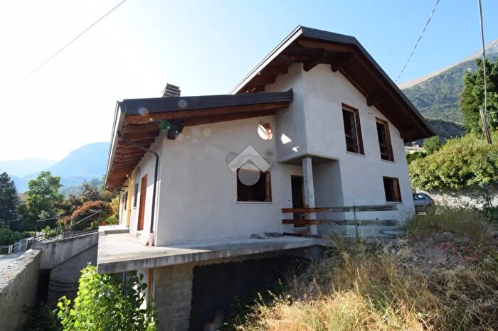 Casa quadrilocale in vendita in Via Tromen, Saint Vincent