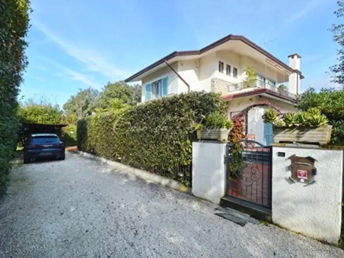 Casa con 6 locali in vendita in Via Alessandro Volta, Forte Dei Marmi