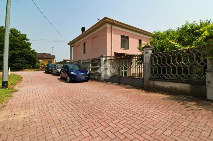 Casa con 6 locali in vendita in Via Scalina, Garlasco