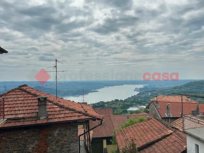 Appartamento trilocale in vendita in Via Bertoletti, Nebbiuno