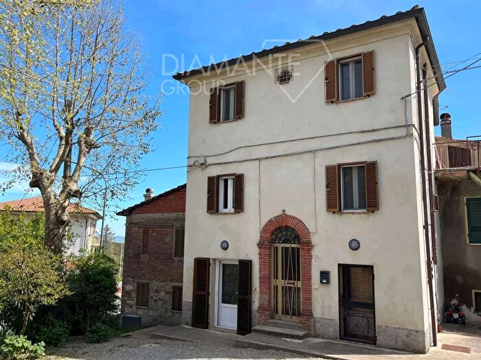 Casa con 7 locali in vendita in Castiglione Del Lago